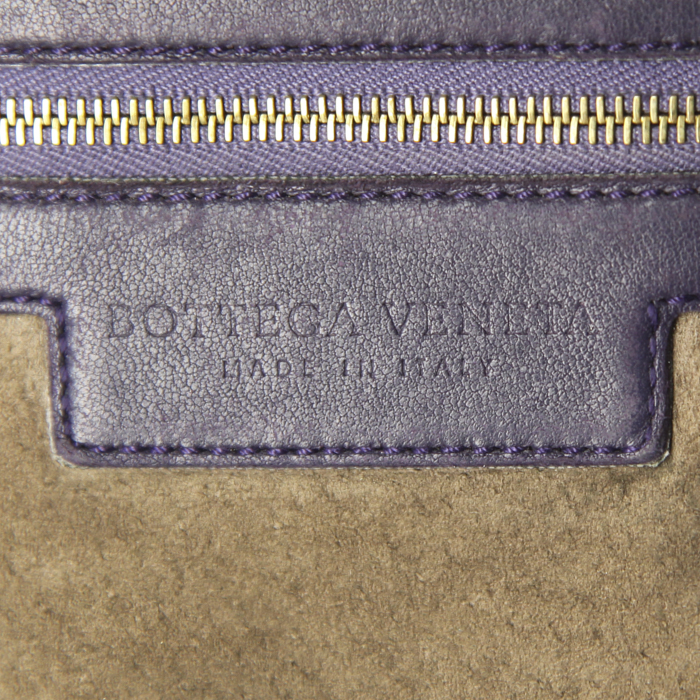 Bolso de mano Bottega Veneta Veneta modelo grande en cuero intrecciato violeta - Detail D3
