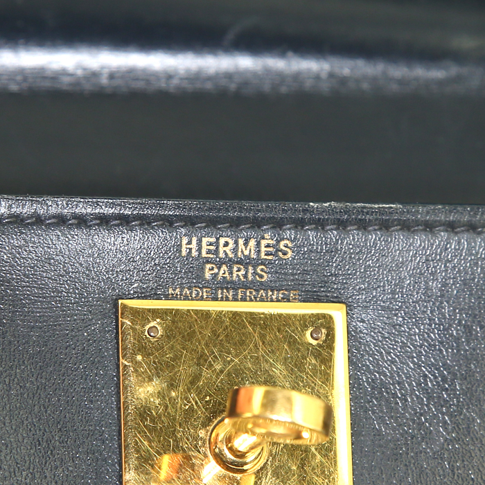 Bolso de mano Hermes Kelly 28 cm en cuero box azul marino - Detail D4
