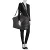 Borsa ventiquattrore Givenchy Nightingale in pelle martellata nera - Detail D2 thumbnail