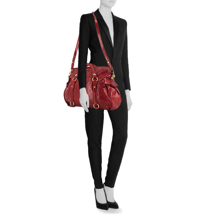Miu Miu Vitello shoulder bag in red leather - Detail D2
