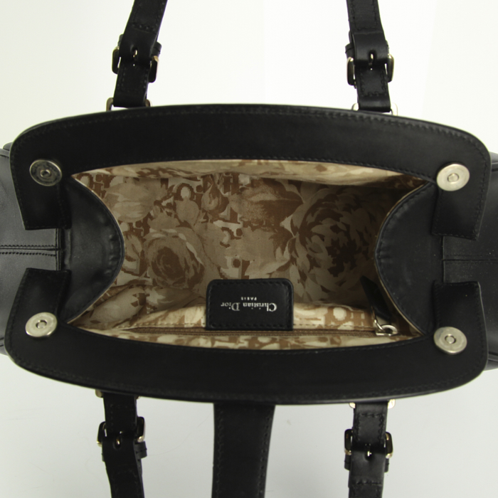 Dior small model bag worn on the shoulder or carried in the hand in black leather - Detail D2