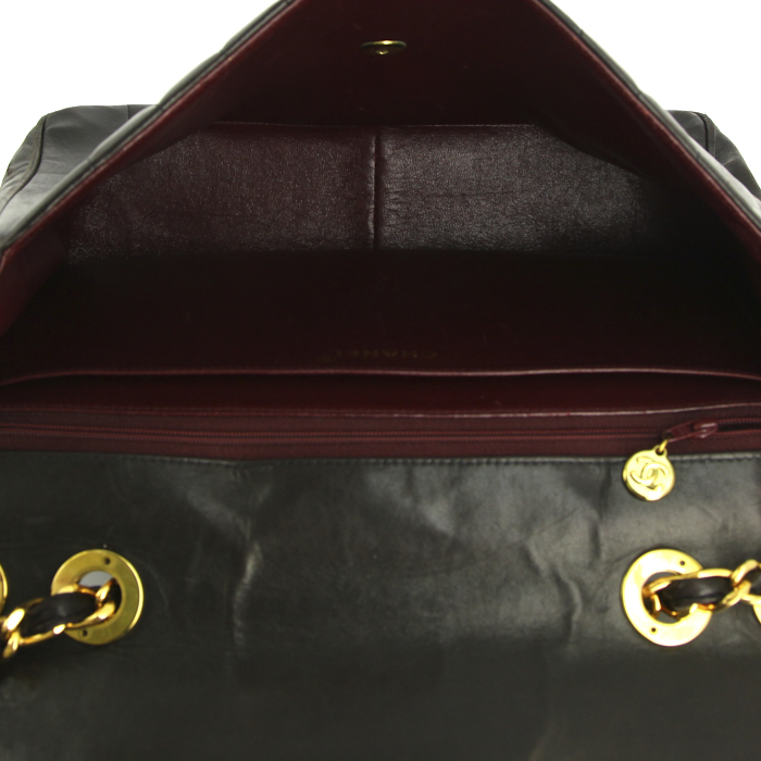 Sac à main Chanel Timeless jumbo en cuir matelassé noir - Detail D3