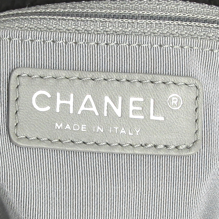 Sac à main Chanel Petit Shopping en toile matelassée noire et cuir vernis noir - Detail D3