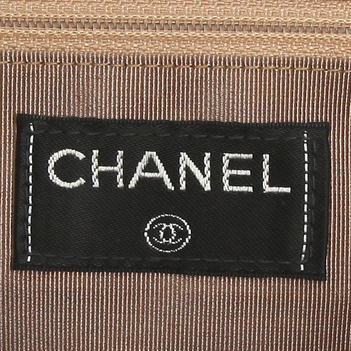 Chanel shoulder bag in beige quilted suede - Detail D4