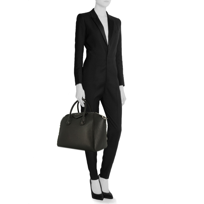 Givenchy Antigona large model handbag in black grained leather - Detail D1