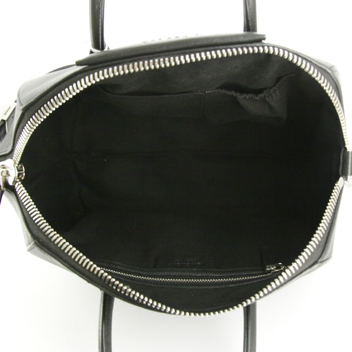 Givenchy Antigona large model handbag in black grained leather - Detail D3