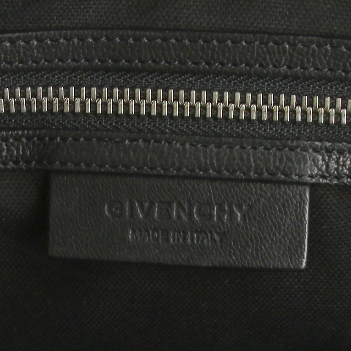 Givenchy Antigona large model handbag in black grained leather - Detail D4