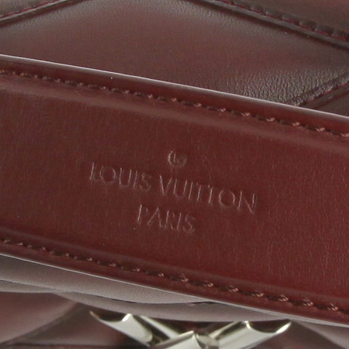 Bolso de mano Louis Vuitton Twist en cuero acolchado color burdeos - Detail D4