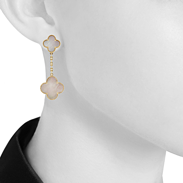 Paire de boucles d'oreilles Van Cleef & Arpels Magic Alhambra en or jaune et nacre blanche - Detail D1
