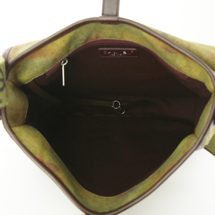 Sac besace Chanel Messenger Graffiti en toile vert-kaki , rose et jaune et cuir marron-foncé - Detail D2