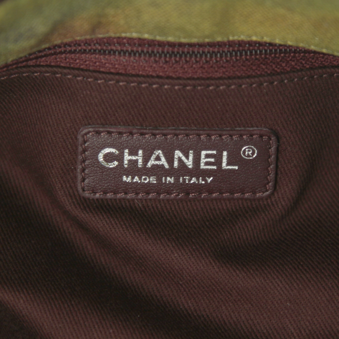 Sac besace Chanel Messenger Graffiti en toile vert-kaki , rose et jaune et cuir marron-foncé - Detail D3