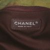 Sac besace Chanel Messenger Graffiti en toile vert-kaki , rose et jaune et cuir marron-foncé - Detail D3 thumbnail