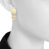 Paire de boucles d'oreilles mobile O.J. Perrin Légende en or jaune - Detail D1 thumbnail