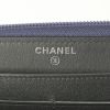 Billetera Chanel Boy en cuero granulado acolchado negro y azul - Detail D3 thumbnail