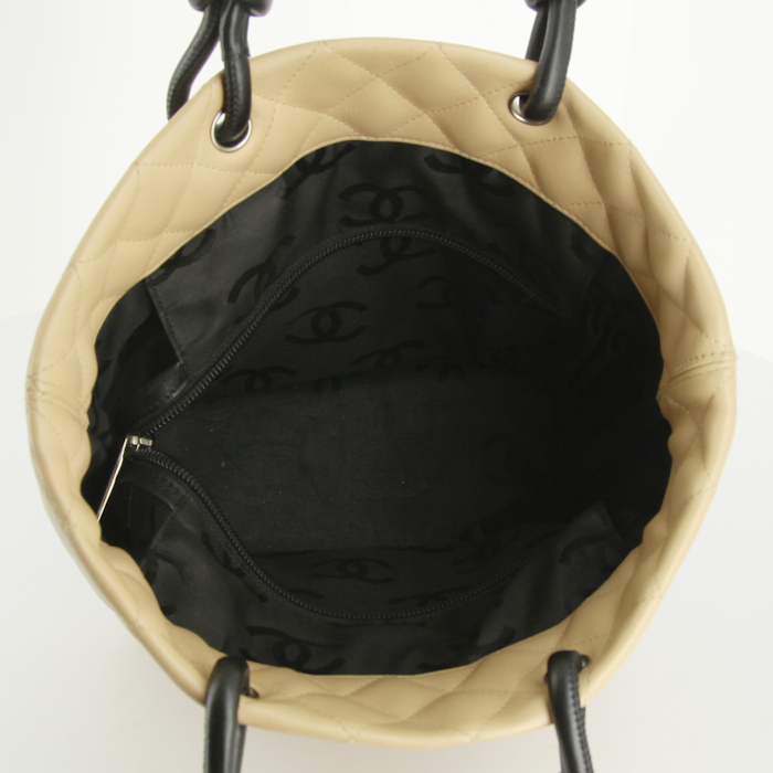 Sac cabas Chanel Cambon en cuir matelassé beige et noir - Detail D2