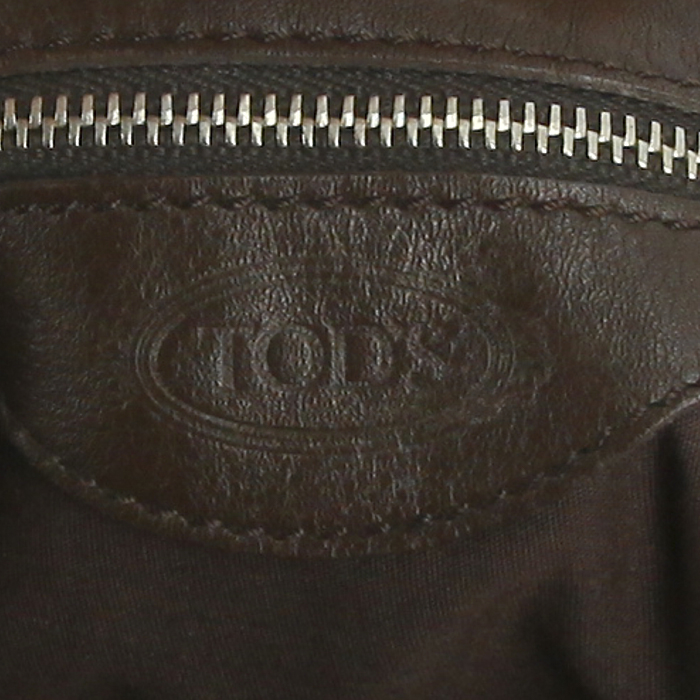 Bolso para llevar al hombro Tod's en cuero marrón oscuro y color oro - Detail D3