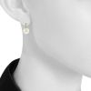 Paire de boucles d'oreilles Poiray en or blanc et perles blanches - Detail D1 thumbnail