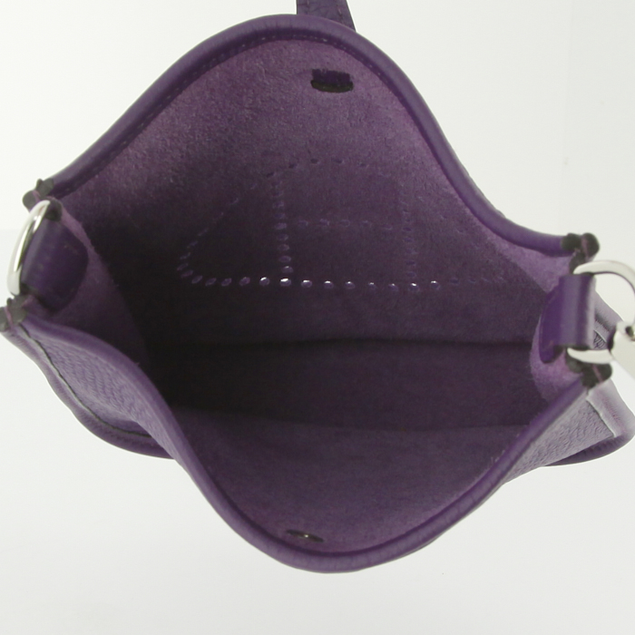 Sac bandoulière Hermes Mini Evelyne en cuir togo violet - Detail D2