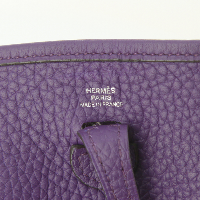 Hermes Mini Evelyne shoulder bag in purple togo leather - Detail D3