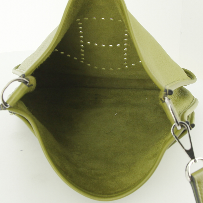 Sac bandoulière Hermes Evelyne petit modèle en cuir togo vert-anis - Detail D2