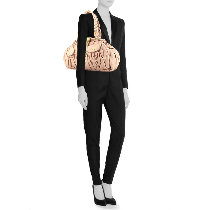 Miu Miu Matelassé handbag in powder pink quilted leather - Detail D1