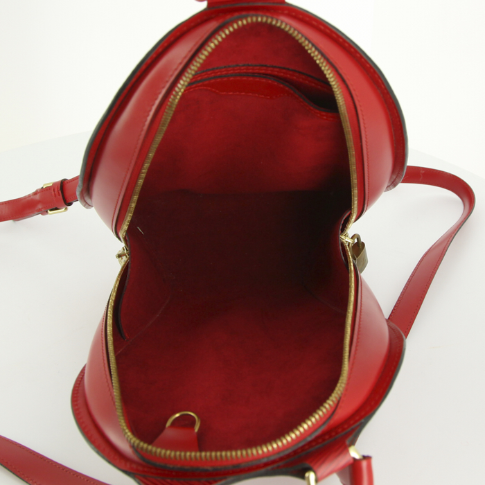 Sac à dos Louis Vuitton Mabillon en cuir épi rouge - Detail D2