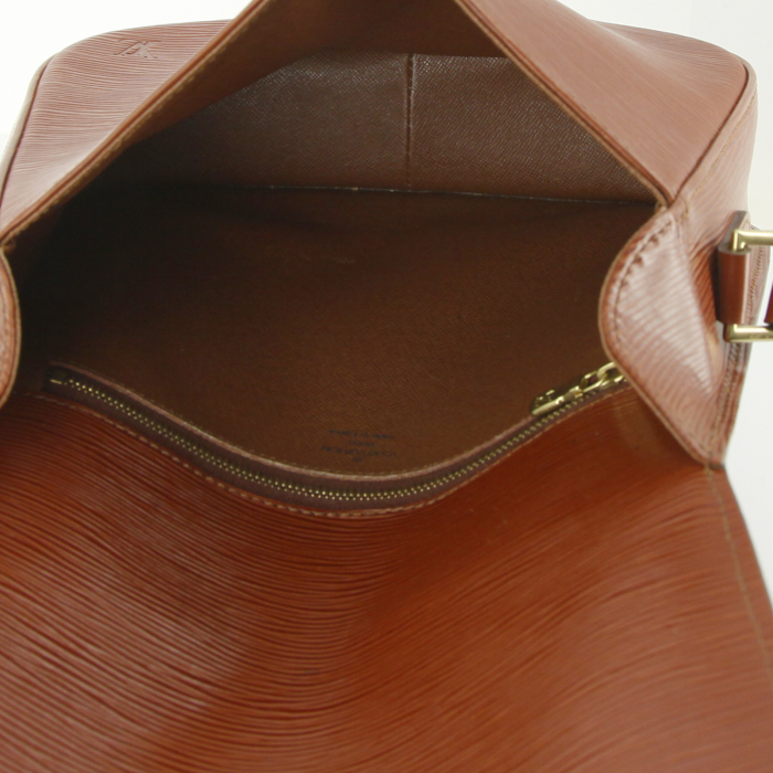Louis Vuitton messenger bag in brown epi leather - Detail D2