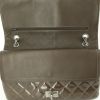 Chanel 2.55 Maxi handbag in brown patent leather - Detail D5 thumbnail