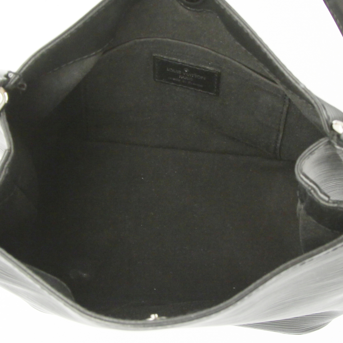 Louis Vuitton handbag in black epi leather - Detail D2
