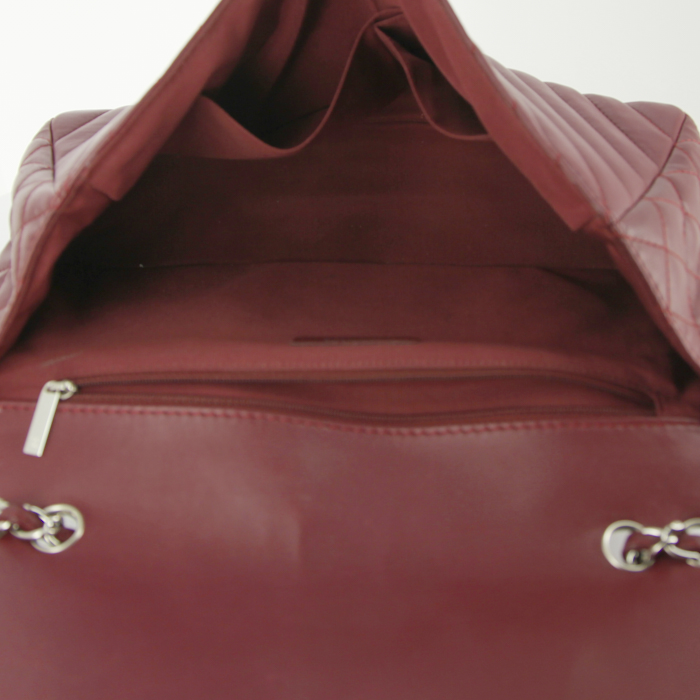 Bolso de mano Chanel Timeless en cuero acolchado color burdeos - Detail D3