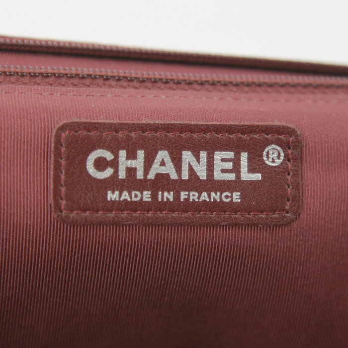 Bolso de mano Chanel Timeless en cuero acolchado color burdeos - Detail D4