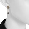 Pendientes colgantes Pomellato Sabbia modelo grande en oro rosa,  diamantes blancos y diamantes marrones y en diamantes negros - Detail D1 thumbnail