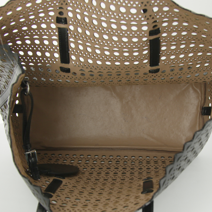 Bolso de mano Alaia Mina en cuero negro - Detail D3