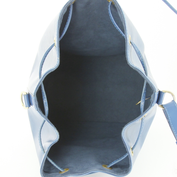 Sac besace Louis Vuitton Grand Noé en cuir épi bleu - Detail D2