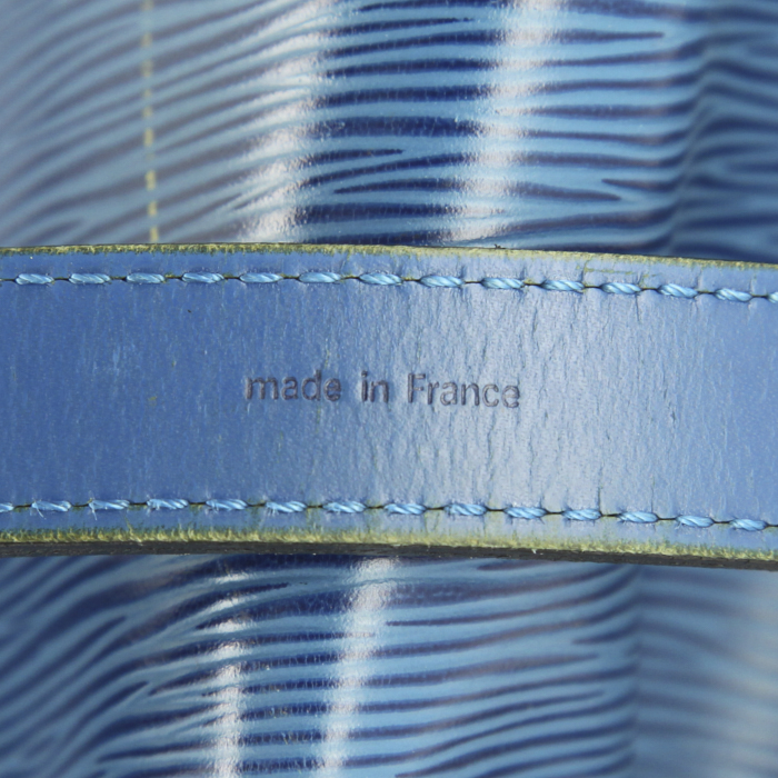 Bolso zurrón Louis Vuitton Grand Noé en cuero Epi azul - Detail D4