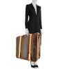 Porte-habits Louis Vuitton en toile monogram enduite marron et cuir naturel - Detail D1 thumbnail