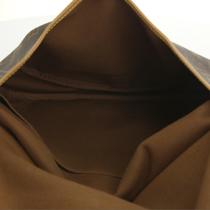 Sac bandoulière Louis Vuitton Saumur petit modèle en toile monogram enduite marron et cuir naturel - Detail D2