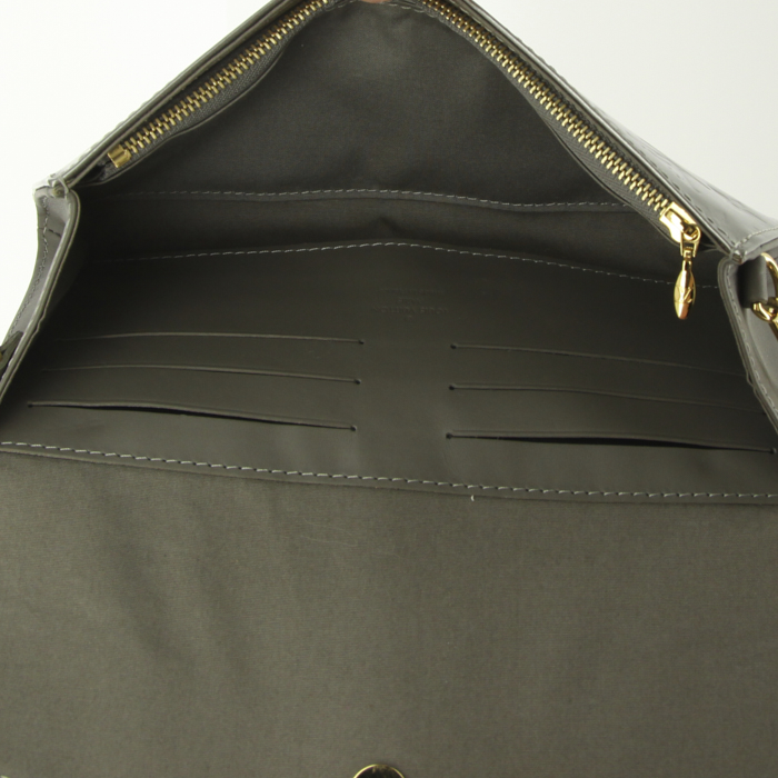 Louis Vuitton handbag/clutch in grey monogram patent leather - Detail D2