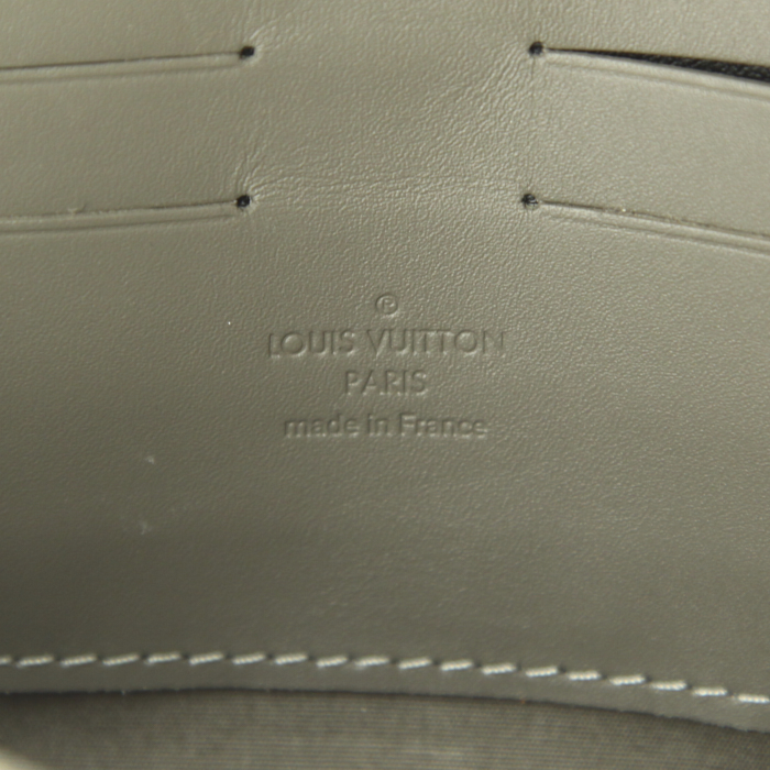 Borsa/pochette Louis Vuitton in pelle verniciata monogram grigia - Detail D3