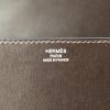 Bolsito de mano Hermes Médor en cuero box marrón oscuro - Detail D3 thumbnail