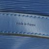 Louis Vuitton Grand Noé shopping bag in blue epi leather - Detail D4 thumbnail