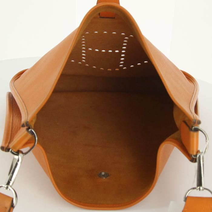 Sac bandoulière Hermes Evelyne moyen modèle en cuir epsom orange - Detail D2