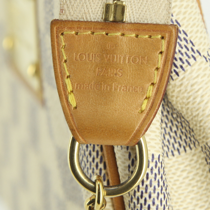 Bolsito de mano Louis Vuitton en lona a cuadros revestida bicolor azul celeste y blanca y cuero natural - Detail D3