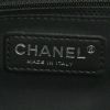 Bolso de mano Chanel Grand Shopping en charol negro y tela gris antracita - Detail D3 thumbnail