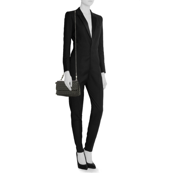 Bottega Veneta shoulder bag in black intrecciato leather - Detail D1