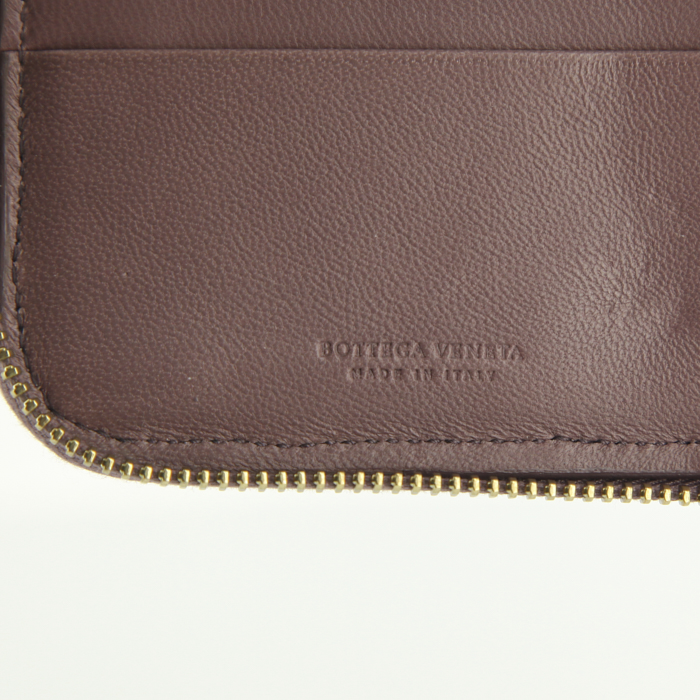 Portefeuille Bottega Veneta Portefeuille zippé en cuir tressé prune - Detail D3