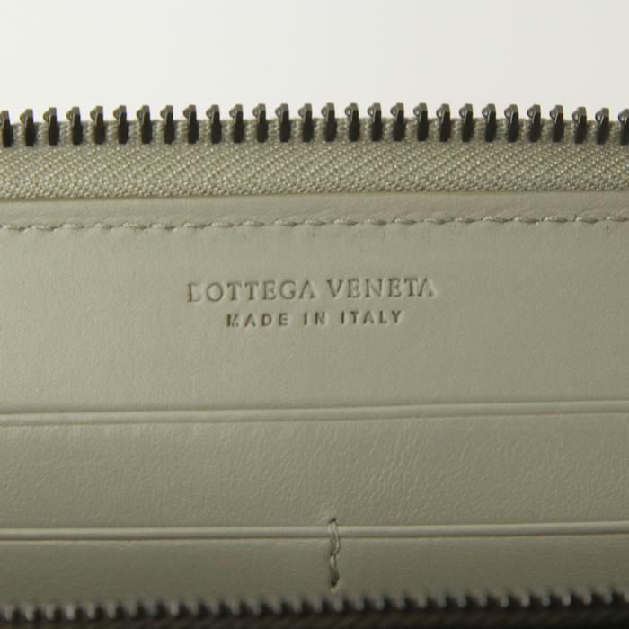 Bottega Veneta Portefeuille zippé wallet in gold and beige grained leather and braided leather - Detail D3