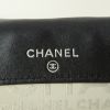 Billetera Chanel en cuero irisado negro y cuero monogram huella - Detail D2 thumbnail