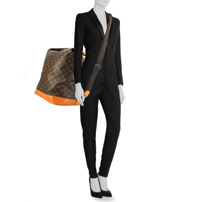 Sac de voyage Louis Vuitton en toile monogram enduite et cuir naturel - Detail D1