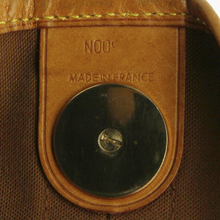 Sac de voyage Louis Vuitton en toile monogram enduite et cuir naturel - Detail D3